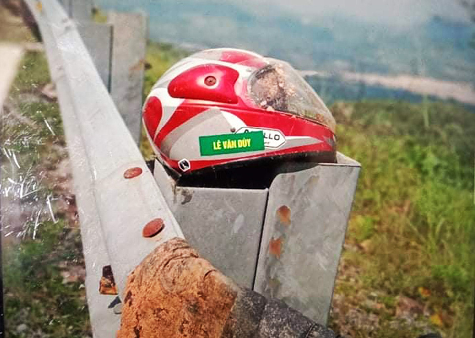 Chiếc mũ mang tên Lê Văn Dùy được tìm thấy trong đóng đổ đất đá vùi lấp ở km 193 trên đường Hồ Chí Minh nhánh tây như lời nhắc nhở về sự hy sinh, mất mát của những người cán bộ trong lúc đi giúp dân phòng chống về thảm họa thiên tai.