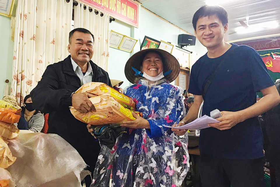 Trưởng thôn Nguyễn Như Khoa luôn tươi cười, vui vẻ với người dân.