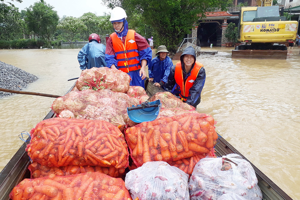 Anh Nguyễn Như Khoa thuê thuyền chở thực phẩm từ Quốc lộ 1 về đến xã Hải Phong cung cấp cho người dân trong lũ.