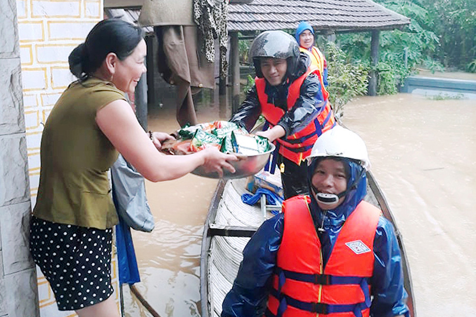 Anh Nguyễn Như Khoa đi từng nhà dân cứu trợ thực phẩm.