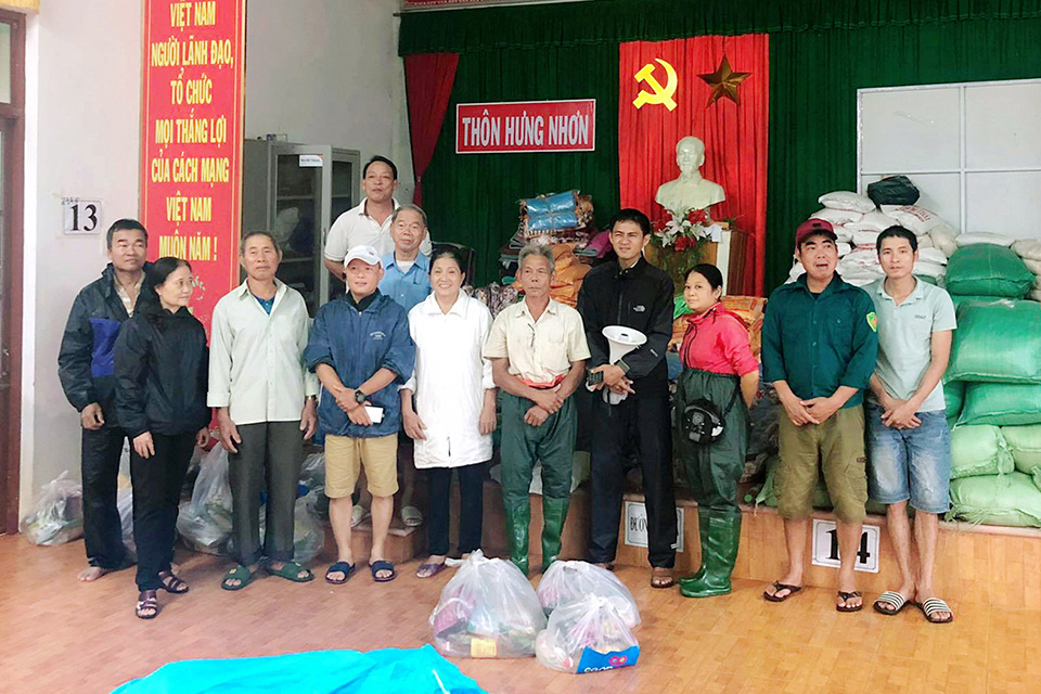 Trưởng thôn Nguyễn Như Khoa(người ôm loa) trong một lần phát quà cứu trợ người dân thôn Hưng Nhơn.
